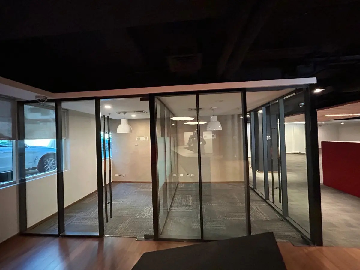 Local De 575m2 Barrio El Golf Eje Apoquindo — imagen 4