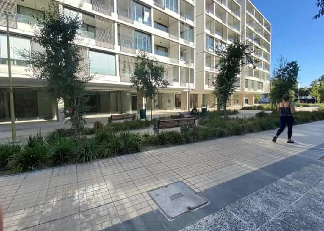Local Comercial En Avenida Apoquindo - 93m² — imagen 2
