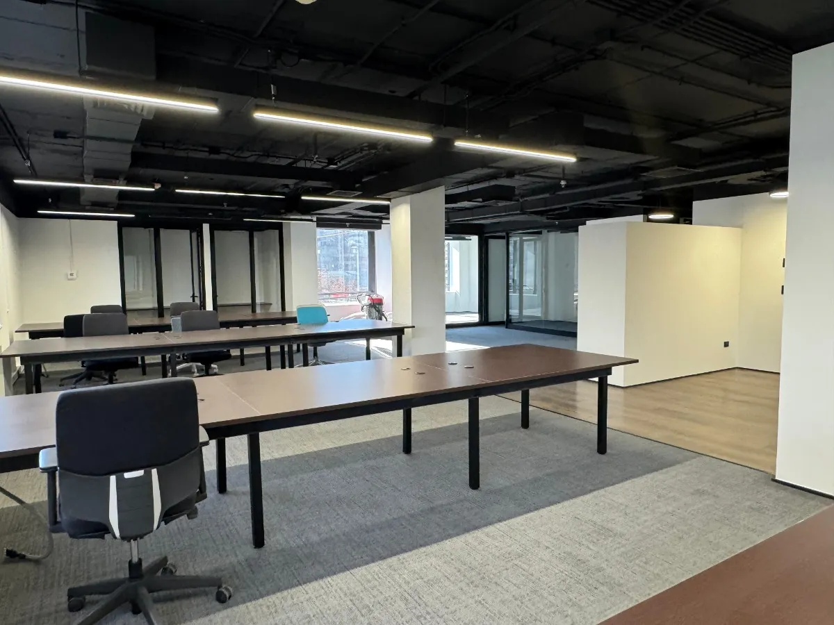 Oficina De 259m2 Remodelada Y Amoblada - Isidora Goyenechea  — imagen 2