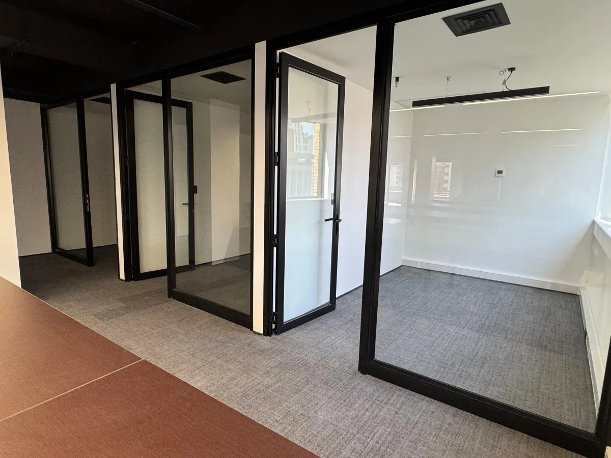 Oficina De 259m2 Remodelada Y Amoblada - Isidora Goyenechea  — imagen 4