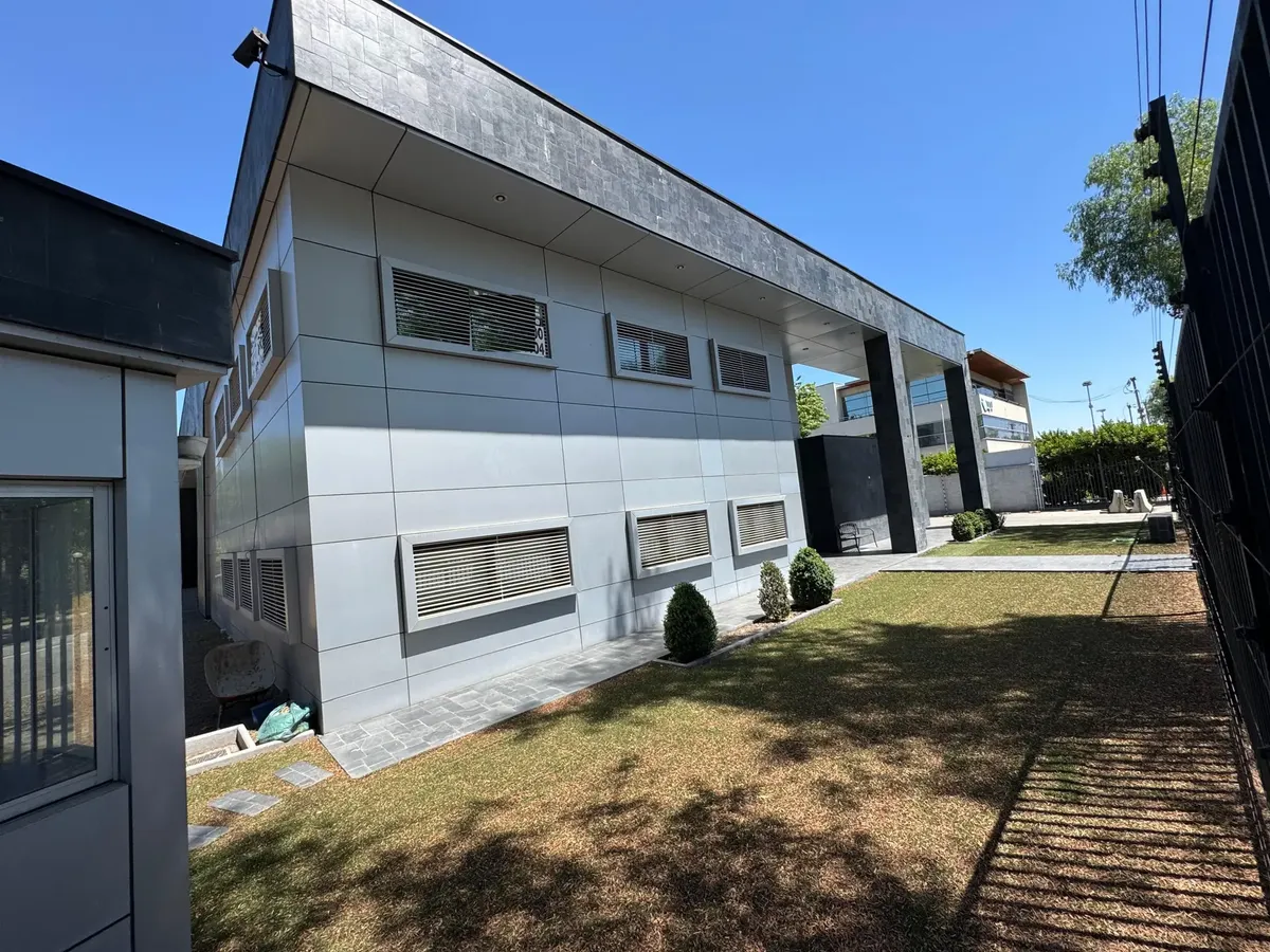 Bodega Industrial De 627m2 + 227m2 De Oficina Enea