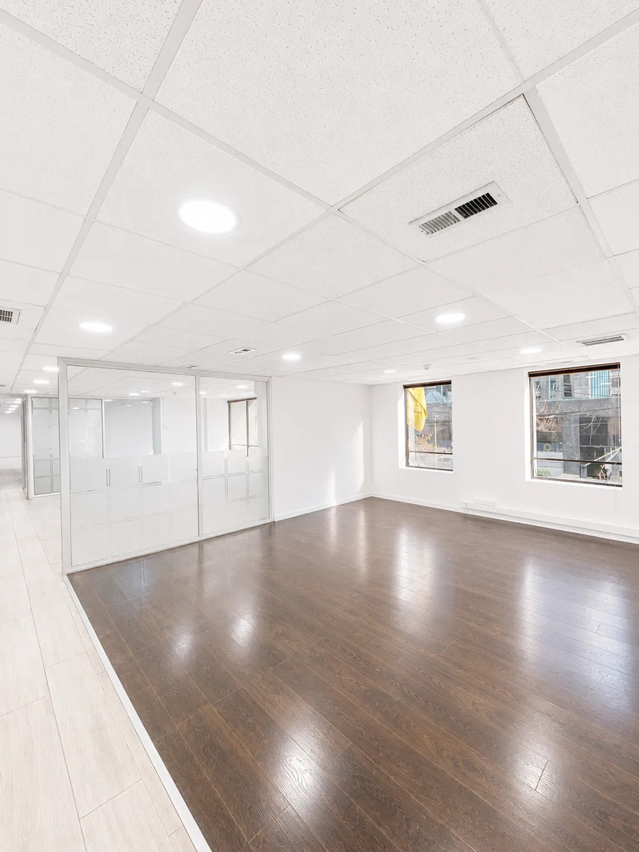 Oficina Habilitada De 300 M2 En El Golf ( Las Condes).