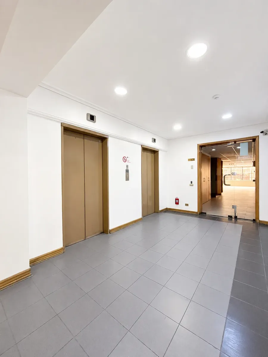 Oficina Habilitada De 300 M2 En El Golf ( Las Condes). — imagen 3
