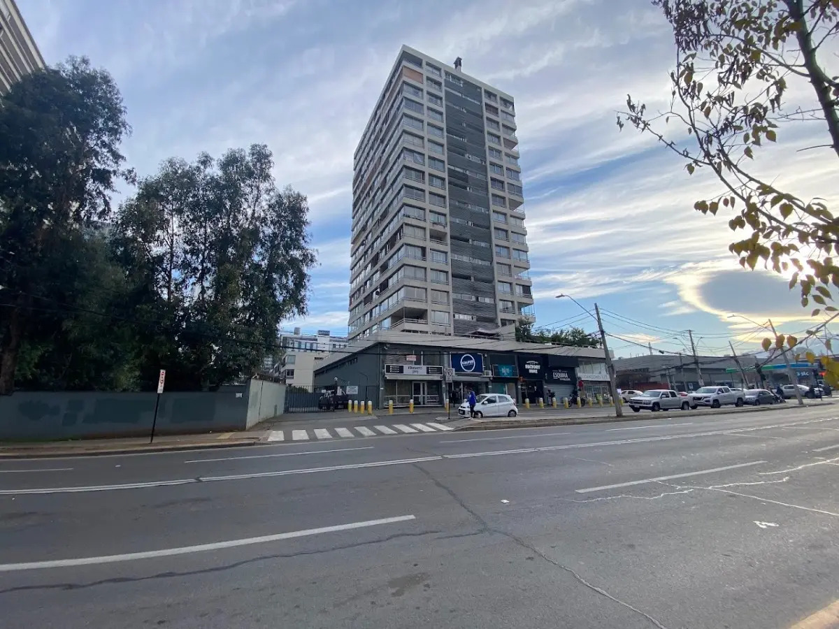 Local Comercial En Avenida Los Militares - 165m² — imagen 2