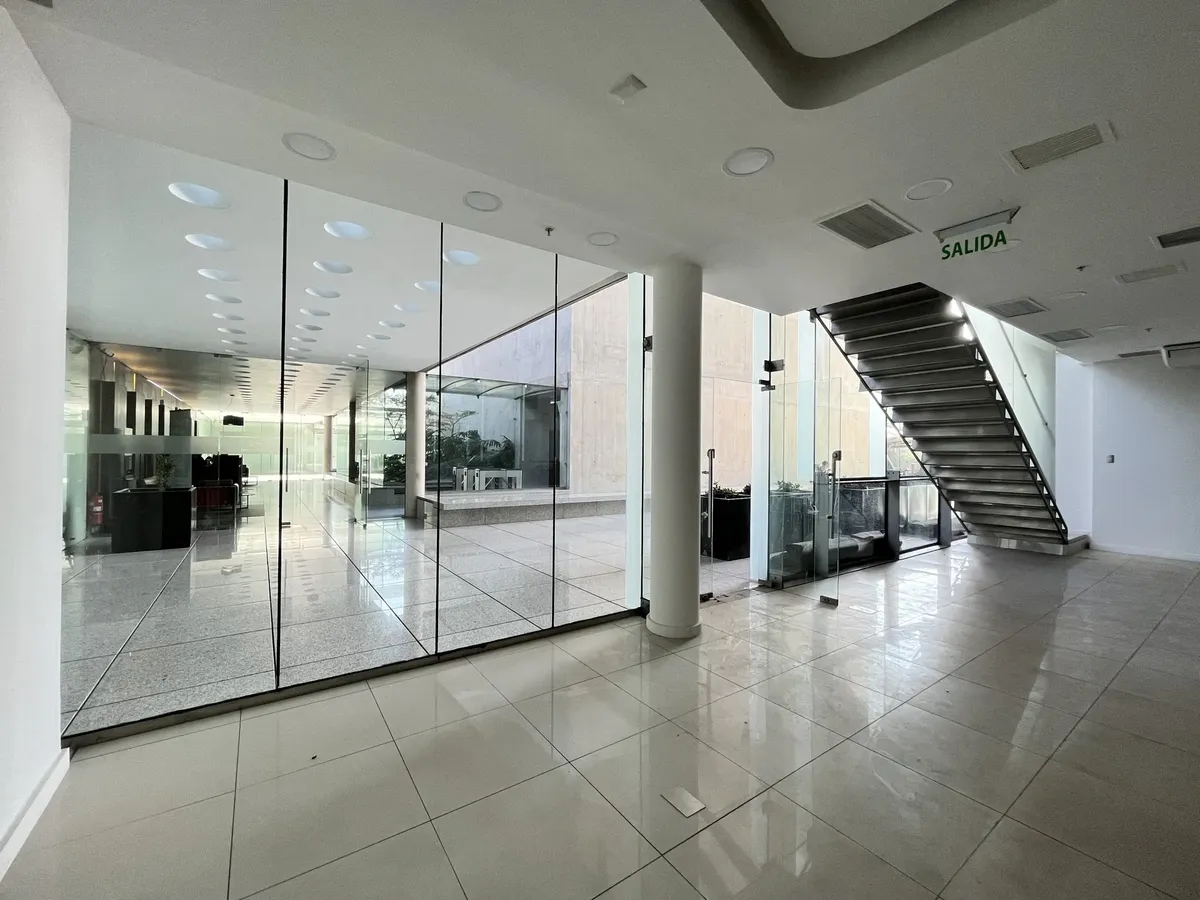 Local Comercial De 320 M2, Escuela Militar