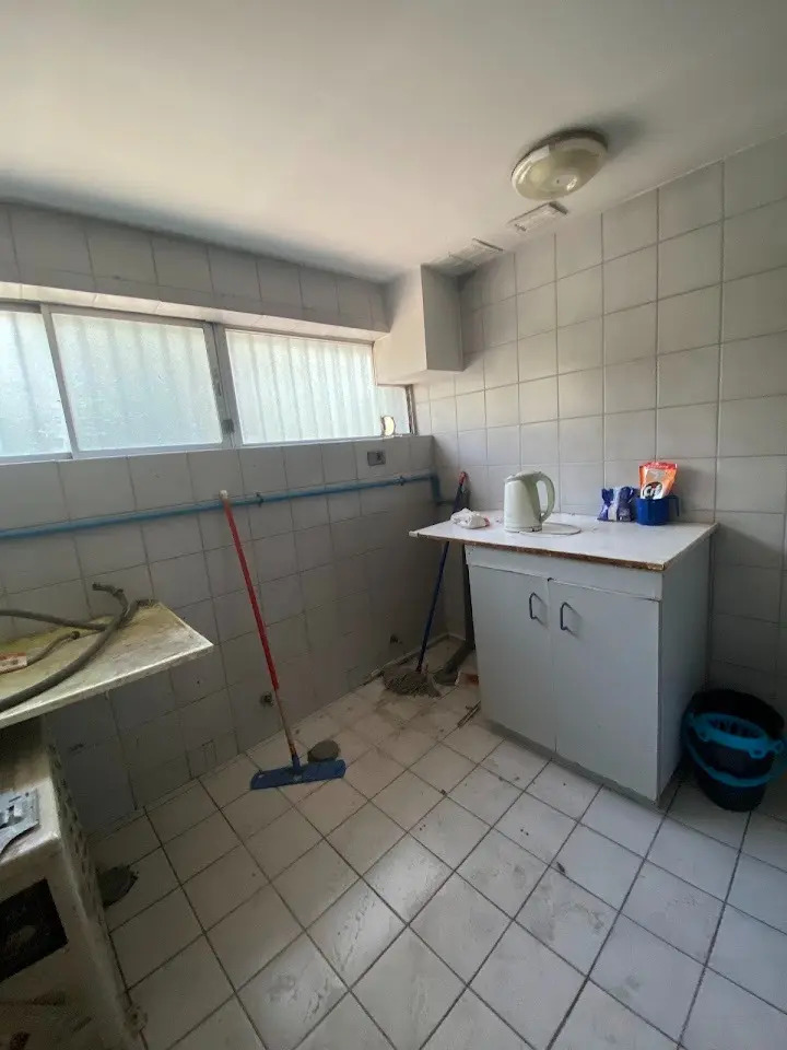 Arriendo Local Comercial En Avenida Los Militares - 165m² — imagen 4