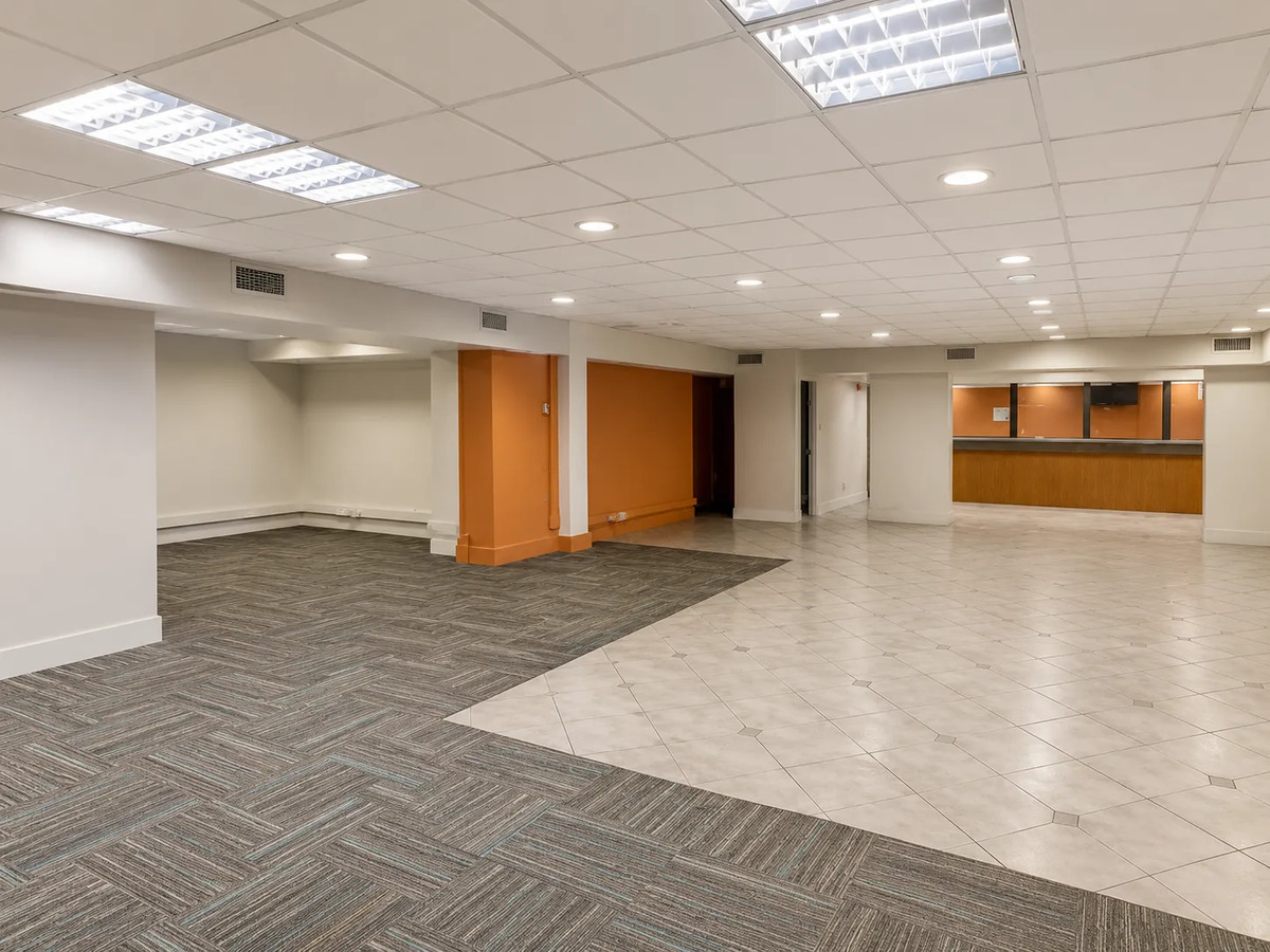Local Comercial En Arriendo  421,04m2 — imagen 2